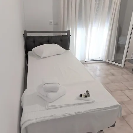 Fiona Seafront * Nikiána